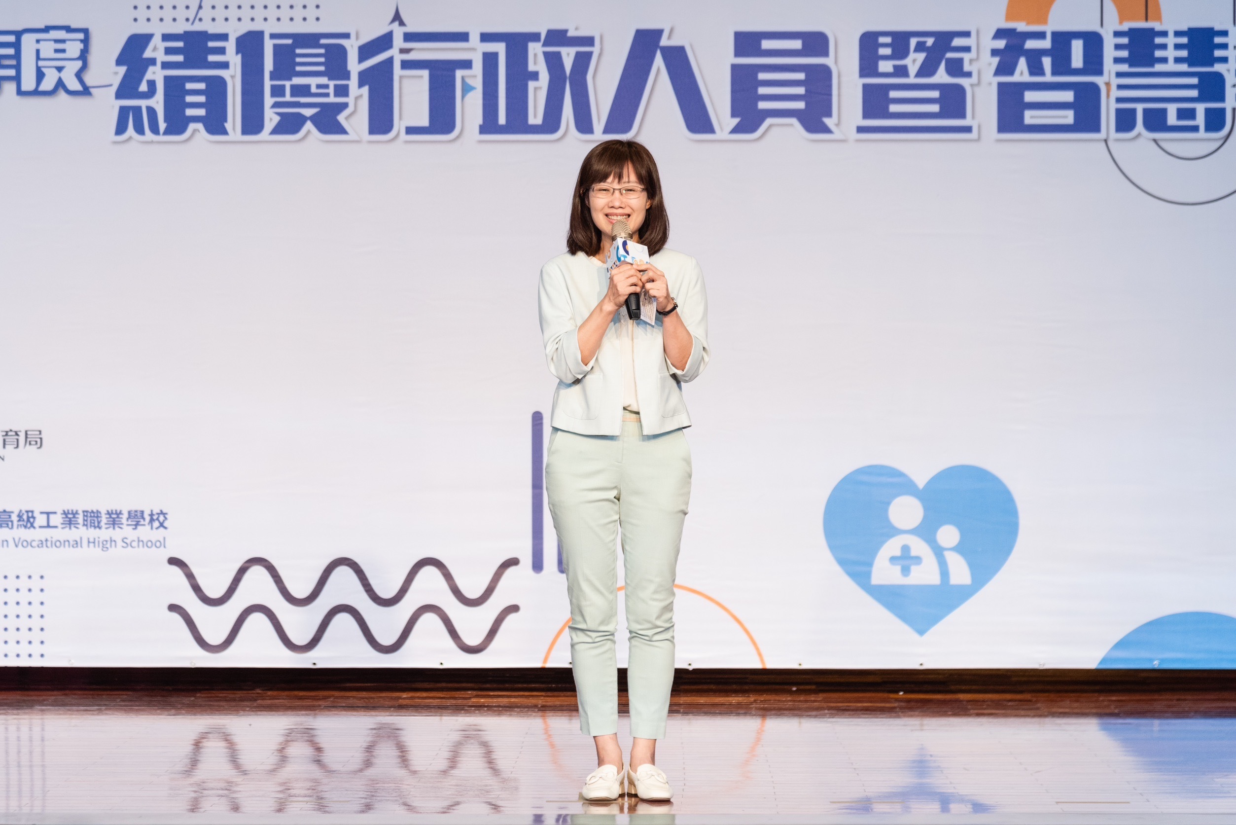 榮獲「績優工程與勞務採購及財管教育行政人員」團體組金質獎的明德國中梁曉芬主任