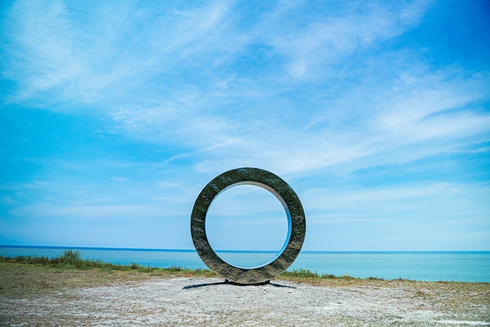 2024南迴藝術季，藝術家賴純純作品《第一道曙光》。(臺東縣政府提供)