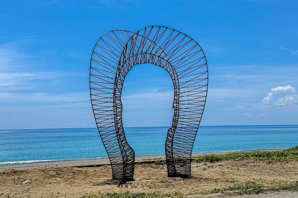 2024南迴藝術季，藝術家Marco Cianfanelli作品《What remains。(臺東縣政府提供)

