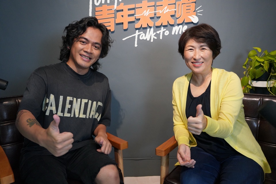 臺東縣民政處推出Podcast節目《青年東東嗆》，邀請知名喜劇演員喬瑟夫(左)擔任主持，最新一集邀請縣長饒慶鈴(右)，回答青年及民眾關心的臺東議題。