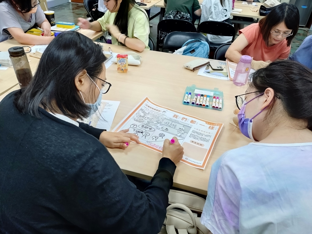 老師們討論和共創中年級教案