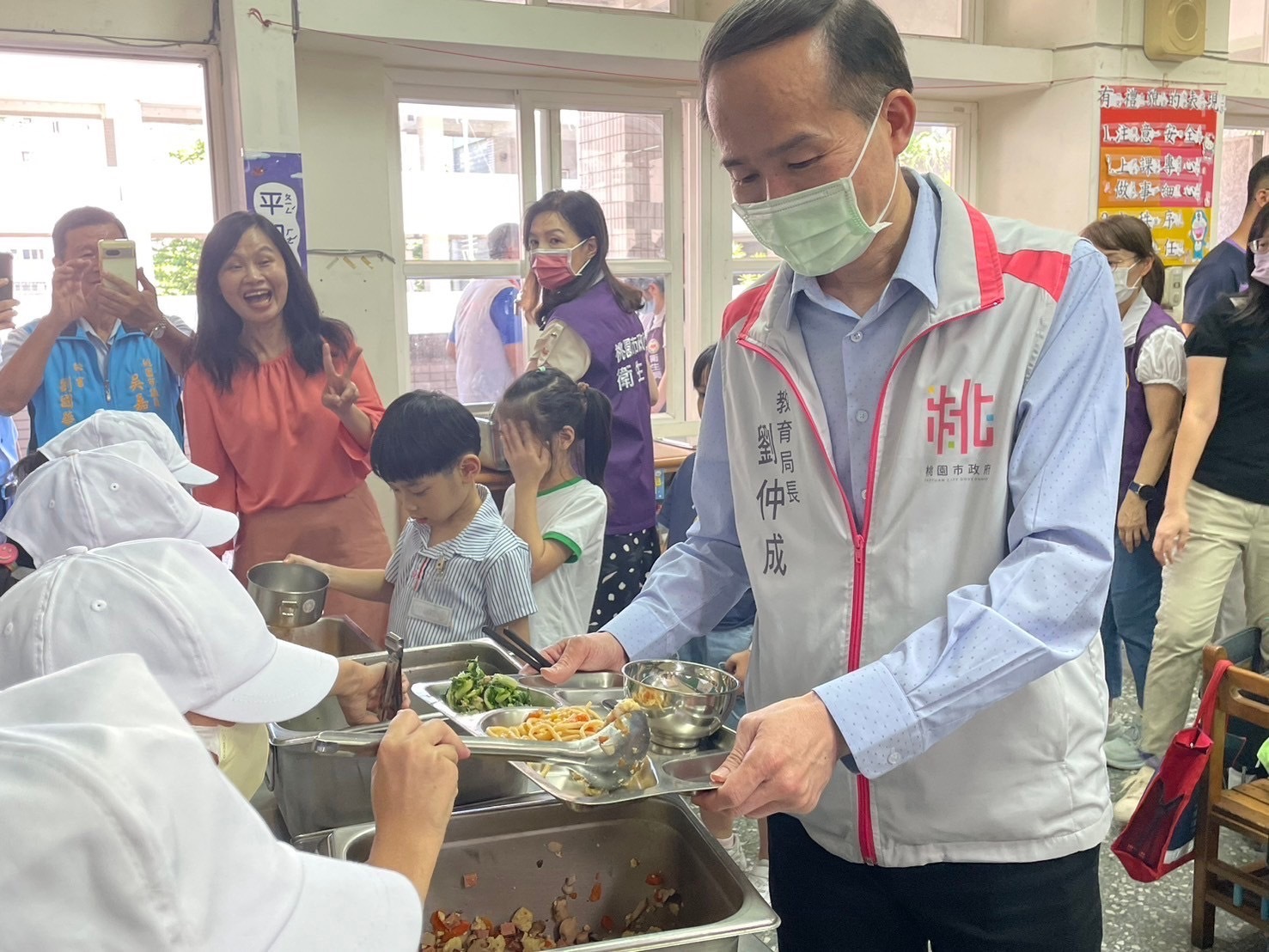 桃園市教育局長劉仲成視察中原國小營養午餐。(桃園市教育局提供)