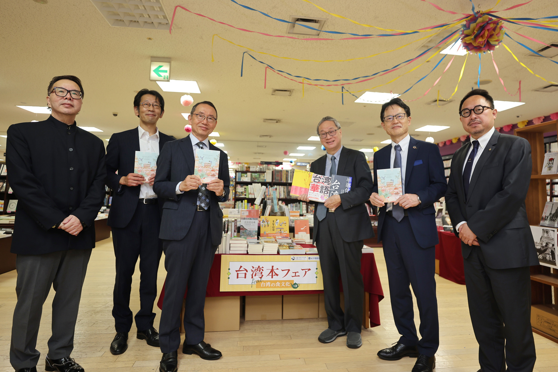 文化部長李遠（右3）參訪紀伊國屋書店，紀伊國屋書店自2020年開始設置「臺灣專區」，促進臺日文學、漫畫的交流。(文化部提供)