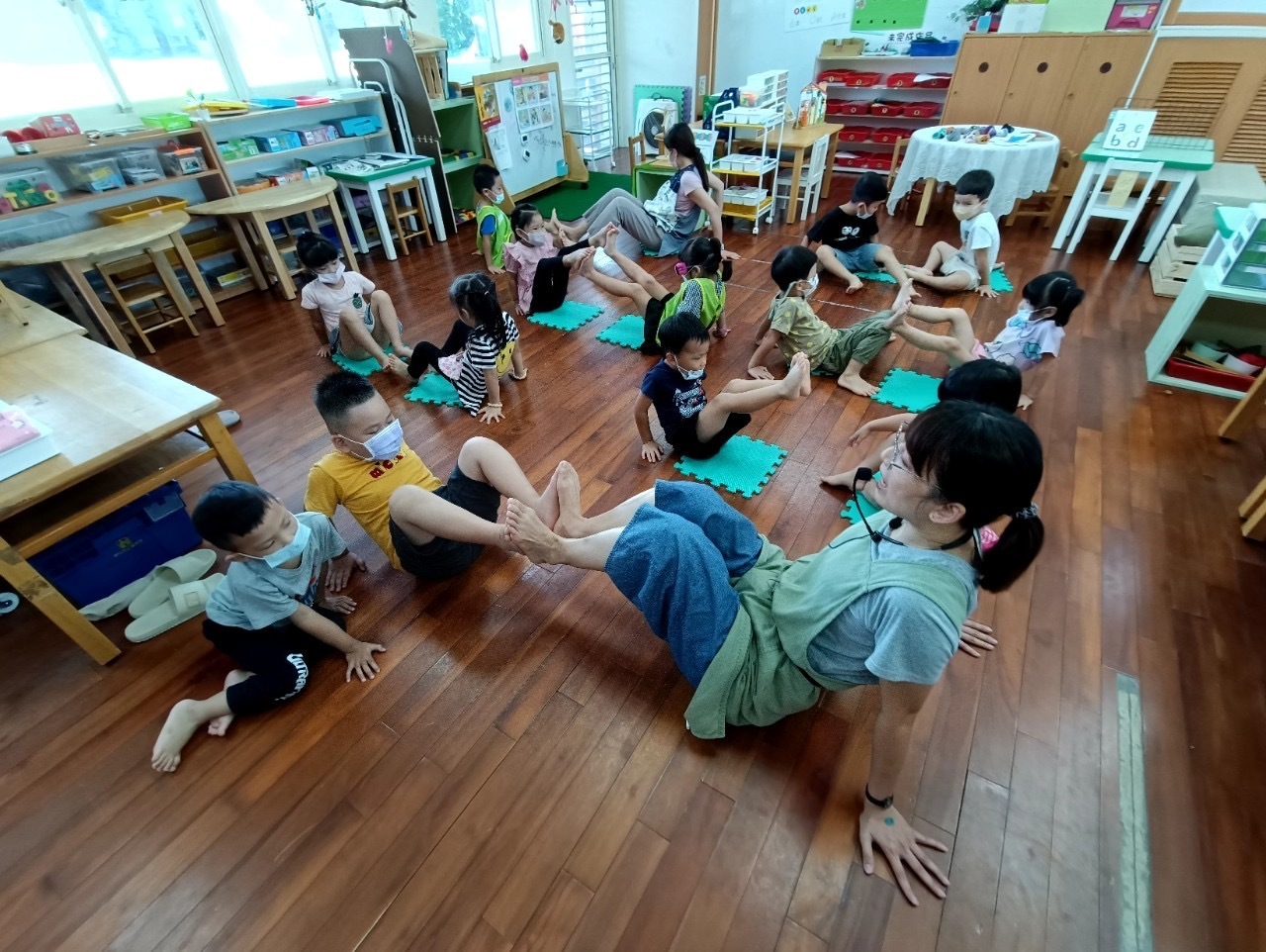 教導幼兒園學童運用大肌肉