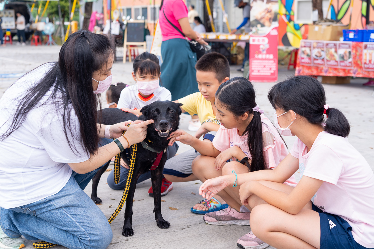 2024臺北動保教育月起跑，舉辦「小小動物觀察家」互動體驗活動，讓孩子與犬隻近距離接觸