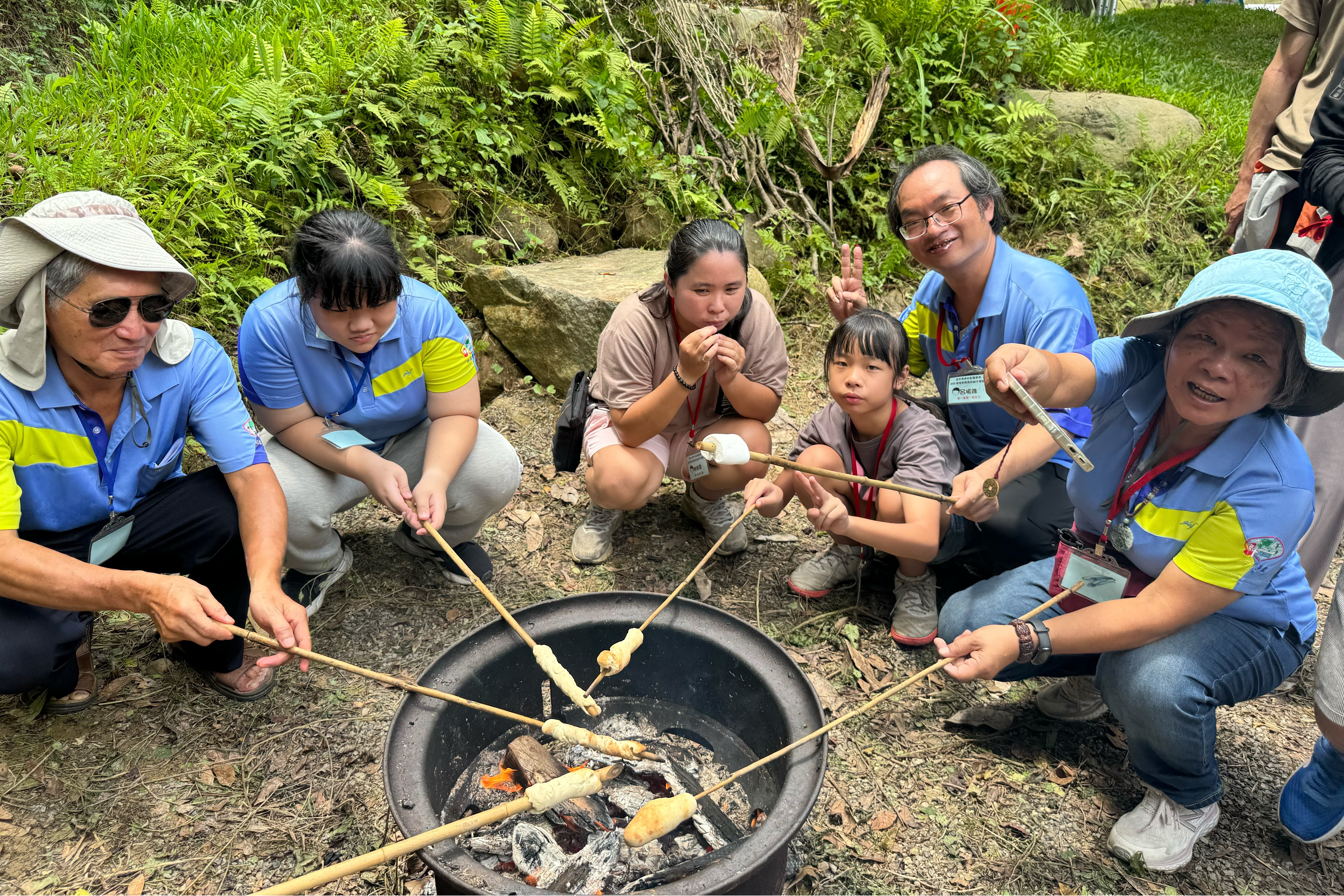 家扶親子體驗烤蛇麵(圖片來源：彰化家扶中心提供)