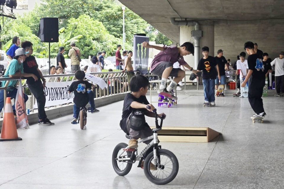 第3屆「臺東街頭文化藝術聚」在日光橋下登場，規劃BMX極限單車、滑板、街舞等多項競賽，吸引國內外逾百位好手齊聚，參賽年齡橫跨5歲到50歲。