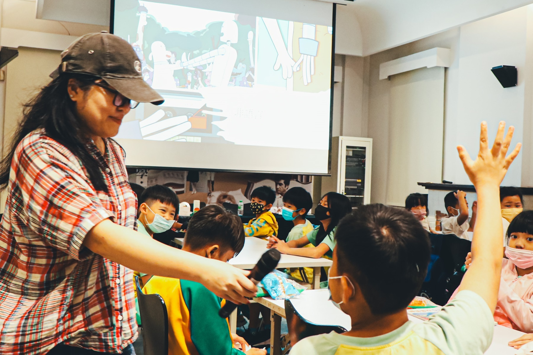 學生與專業講師分享電影觀後感想(光點台北x僑愛國民小學 (教育部提供)