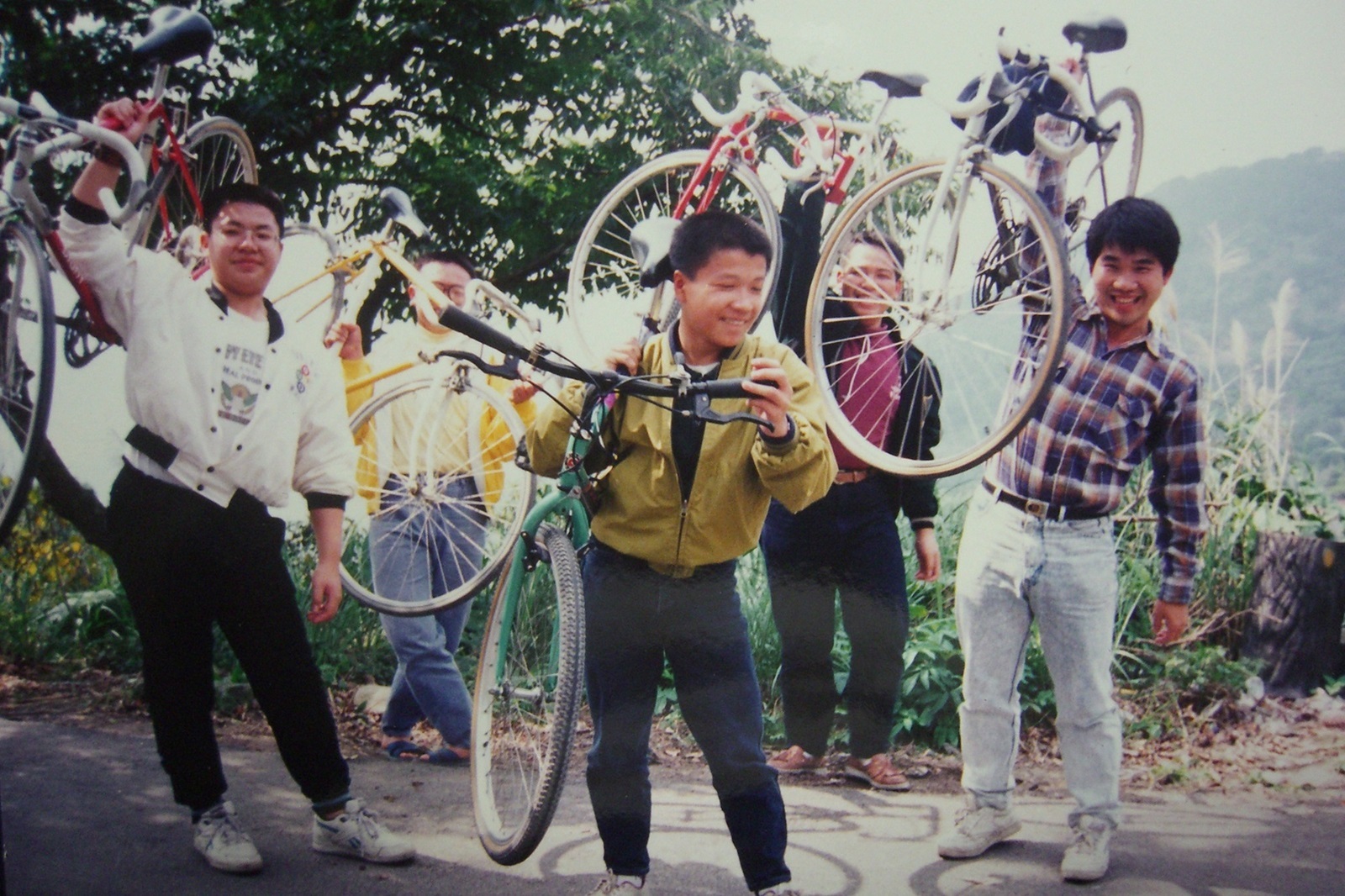 林連鍠老師（右1）教書第一年，帶著學生騎腳踏車爬觀音山 (教育部提供)