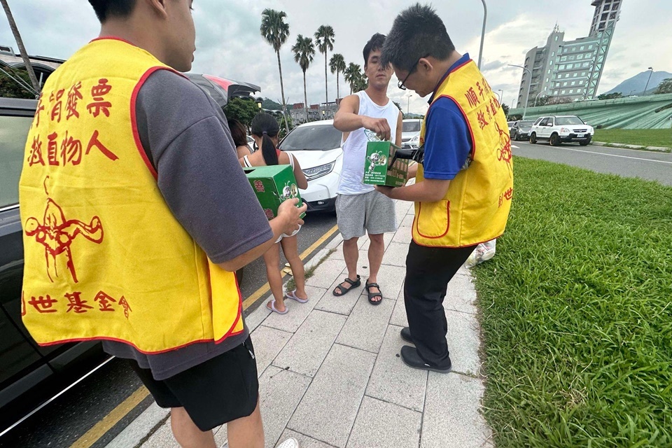 國立成功大學崇德青年社10名學生在畢業學長姐的號召下，前往臺東幫助創世臺東分院募集愛心發票。