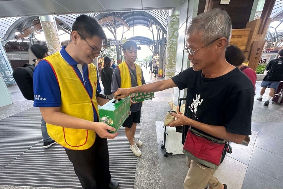 國立成功大學崇德青年社10名學生在畢業學長姐的號召下，前往臺東幫助創世臺東分院募集愛心發票。