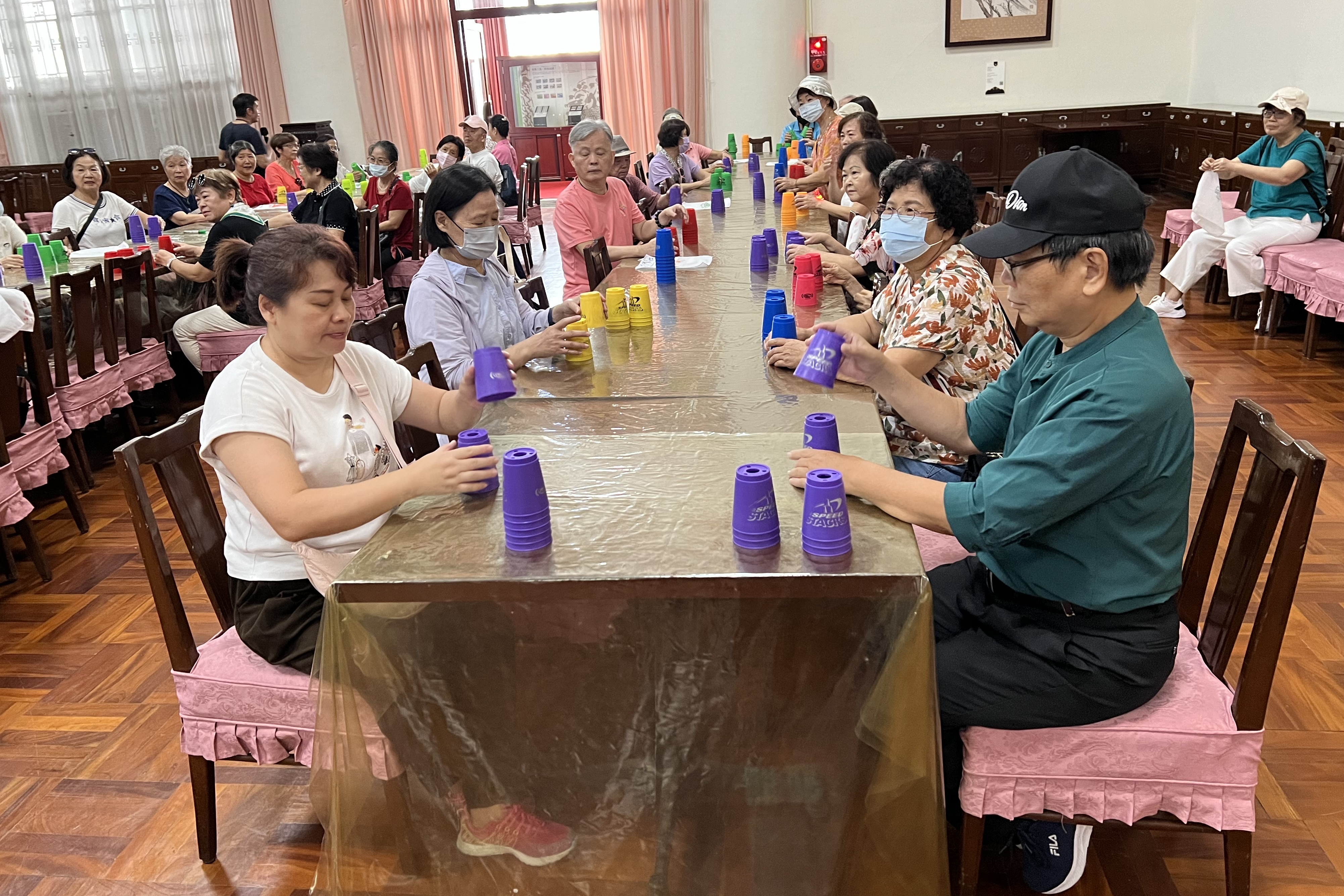 參與活動的長者練習疊杯。(中山樓提供)