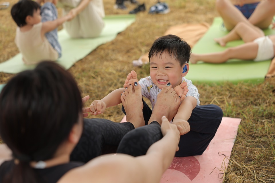 《自然醒慢活祭》移師關山親水公園，其中「親子瑜珈」吸引許多家長帶著孩童參與，體驗共融親子互動。