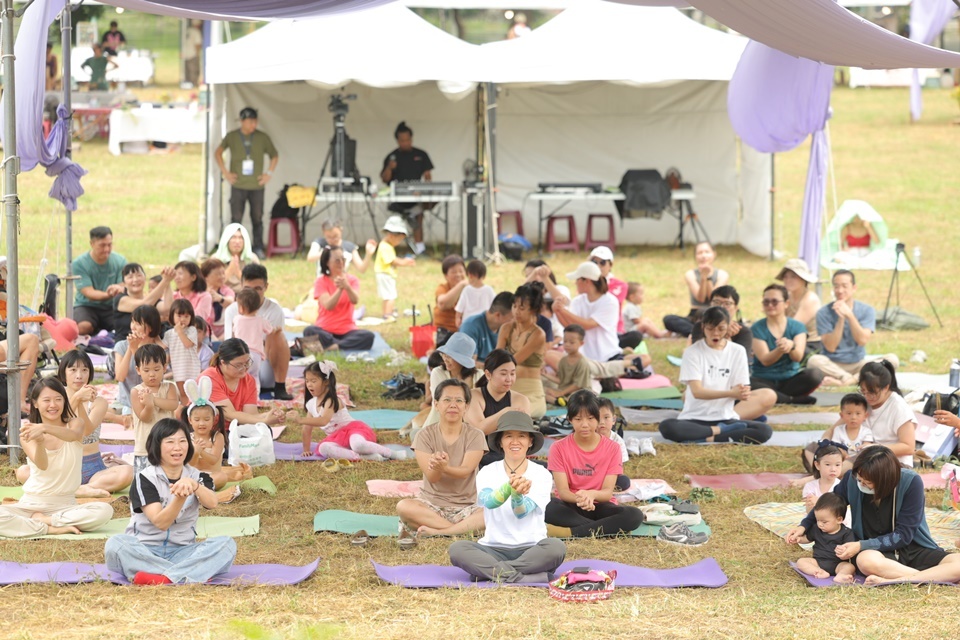 《自然醒慢活祭》移師關山親水公園，其中「親子瑜珈」吸引許多家長帶著孩童參與，體驗共融親子互動。