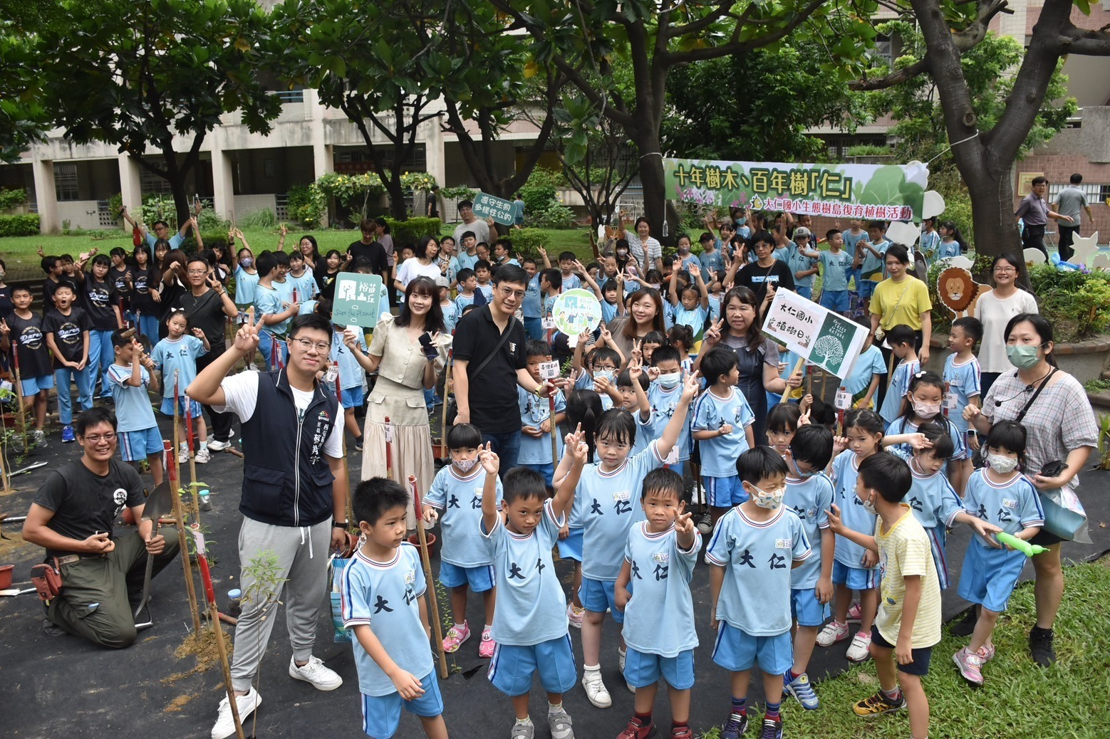 大仁國小完成「十年樹木百年樹仁」生態樹島植樹