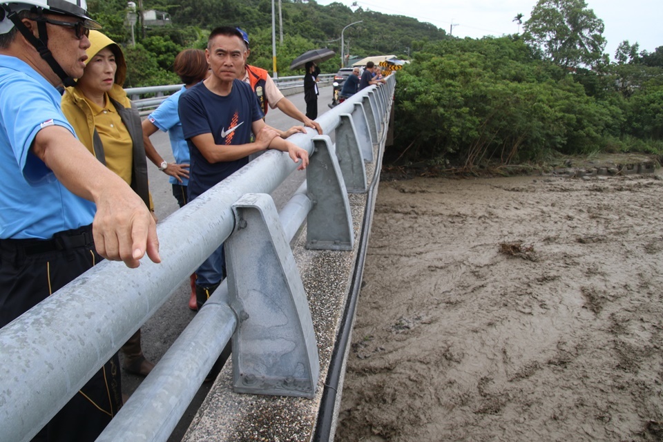 山陀兒颱風侵襲，臺東太麻里、金峰鄉山區雨量破千毫米，造成嚴重災情，縣長饒慶鈴今(4)日前往視察慰問，並緊急啟動救助專案。