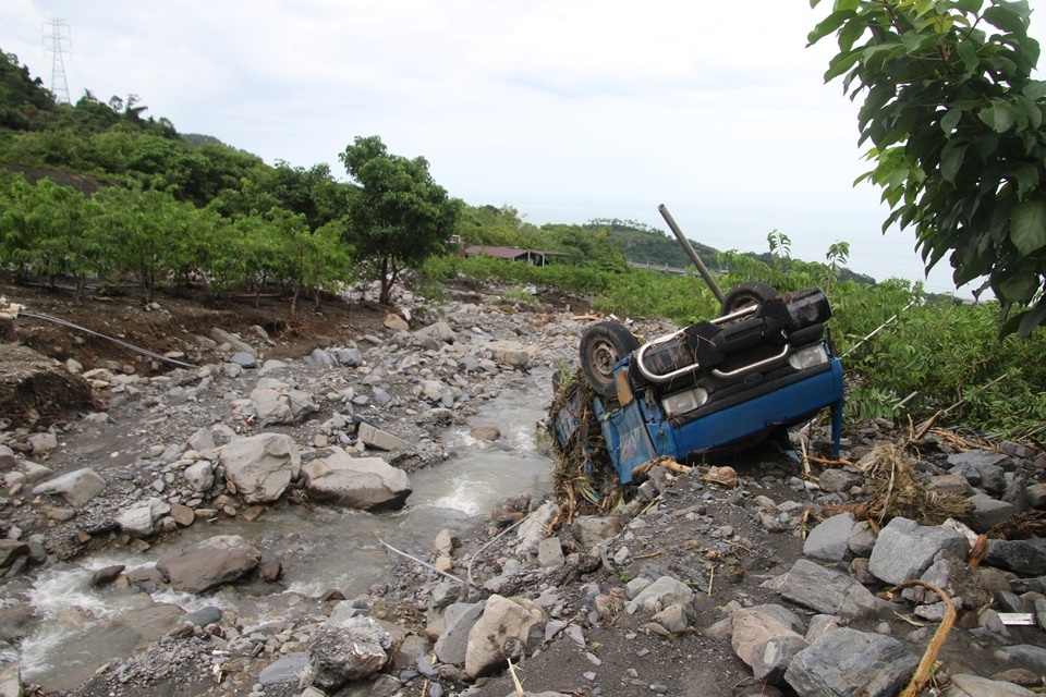 山陀兒颱風侵襲，臺東太麻里、金峰鄉山區雨量破千毫米，造成嚴重災情，縣長饒慶鈴今(4)日前往視察慰問，並緊急啟動救助專案。