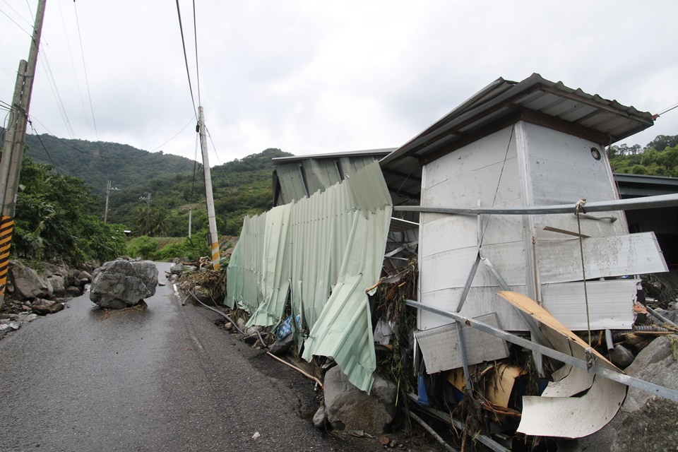 山陀兒颱風侵襲，臺東太麻里、金峰鄉山區雨量破千毫米，造成嚴重災情，縣長饒慶鈴今(4)日前往視察慰問，並緊急啟動救助專案。