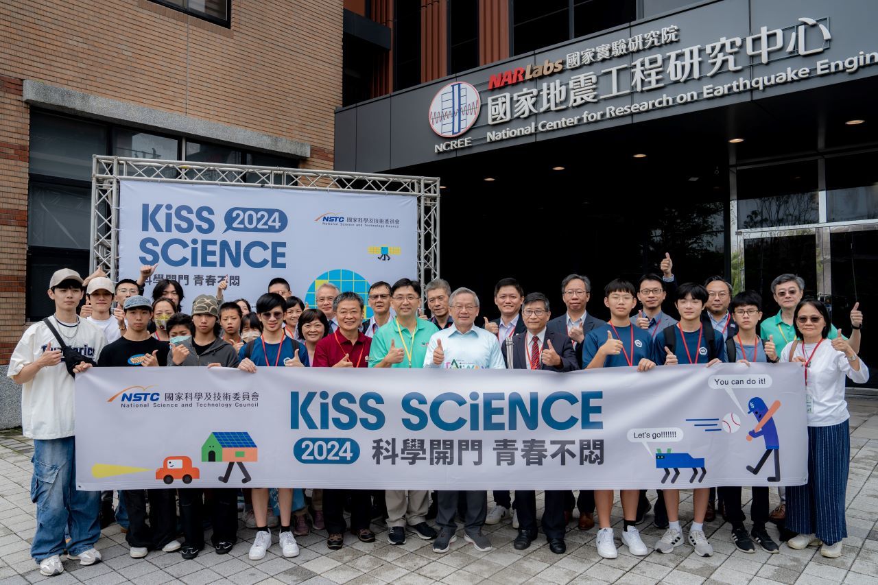 「2024 Kiss Science—科學開門，青春不悶」活動大合影，國科會主委吳誠文(前排左7 )、中央氣象署署長程家平(前排左8 )、國震中心主任歐昱辰(前排左6 )、相關部會及企業代表，以及前來參觀的學生齊聚一堂，共同揭開序幕 (國科會提供)