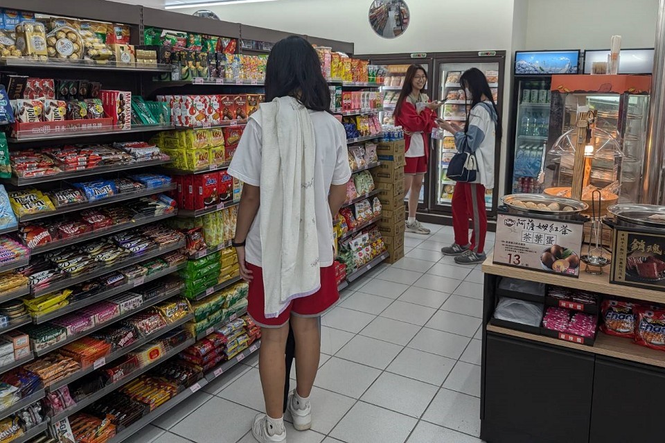 花女學生下課採買食物