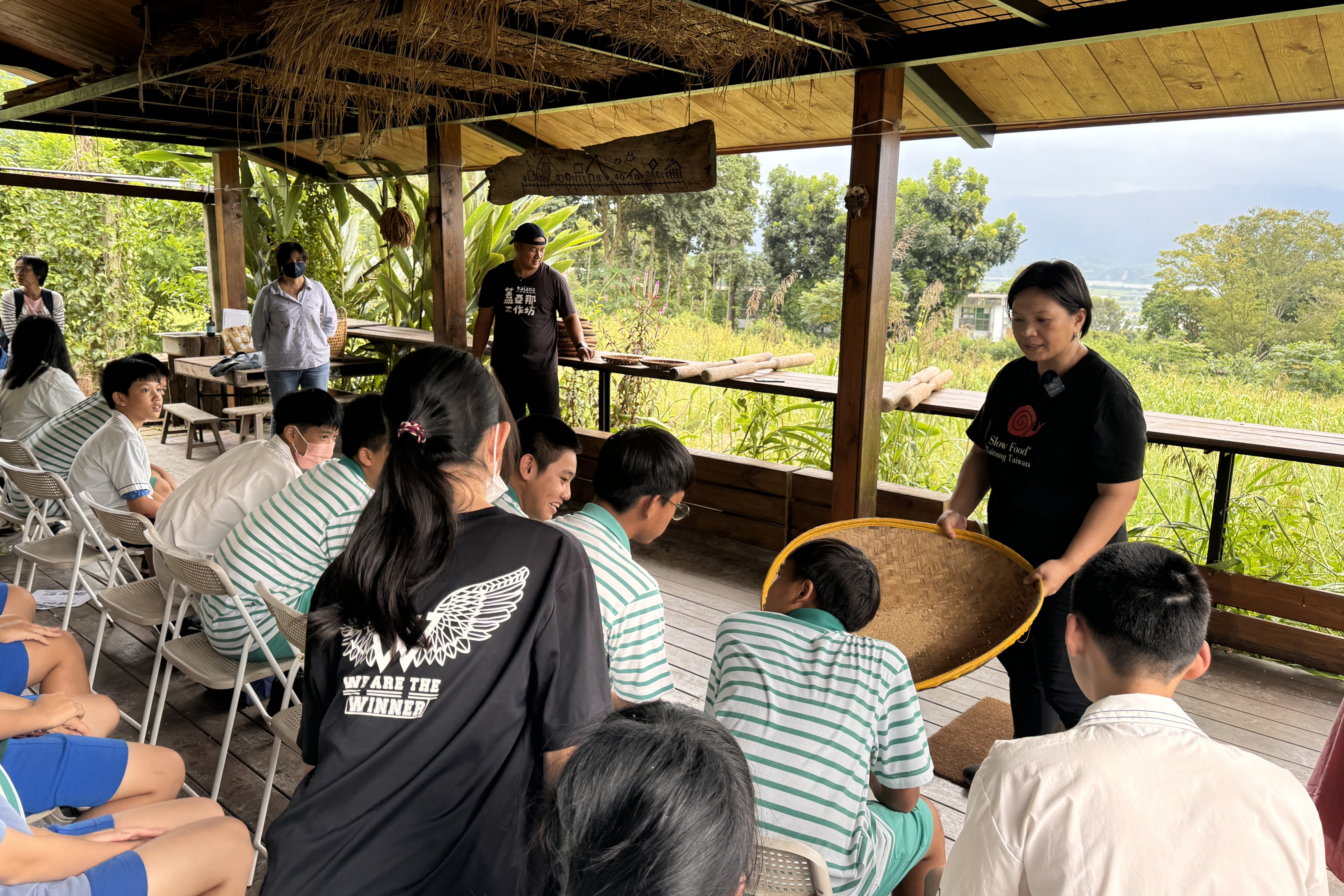 臺東縣關山國中、新生國中、東海國中在蓋亞那工坊進行創業社團跨校交流活動