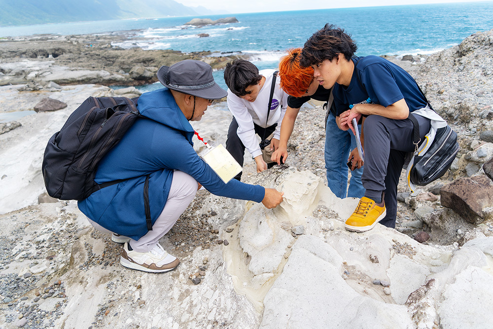 文化大學地質系與日本琉球大學地球科學系聯合野外實習。(文大提供)