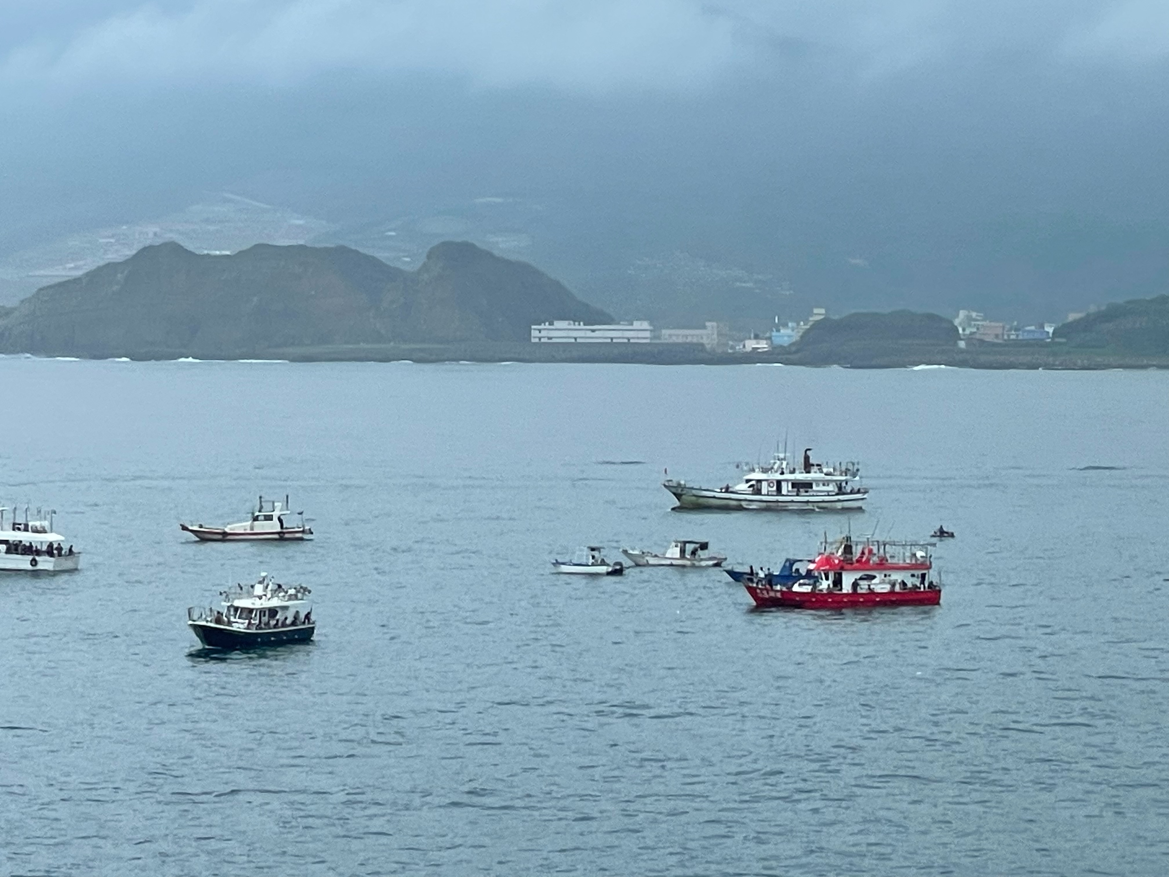 深秋東北季風已經開始來臺，因剝皮魚大豐收，位於基隆的潮境海灣出現大量漁船齊聚奇景。(海科館提供)