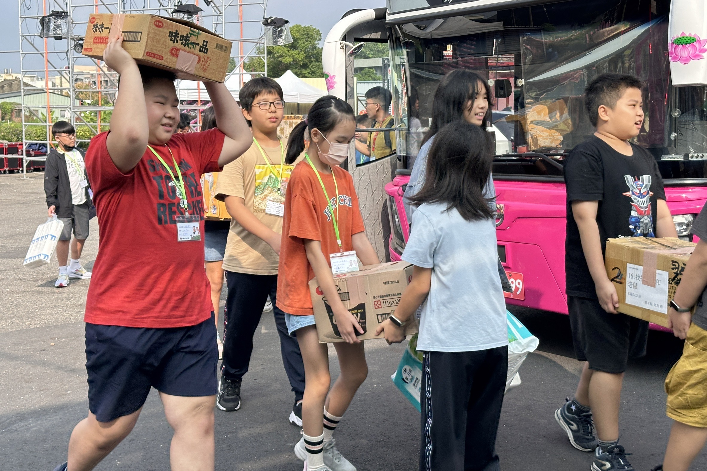 捐物資和發票 油廠國小不一樣的愛心畢旅