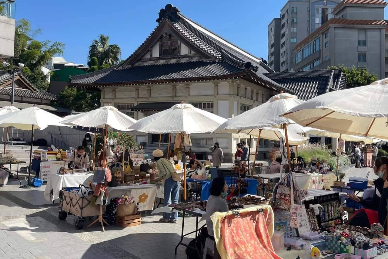 彰化縣立美術館前的文創市集給文創商品一個交流平台(圖片來源：彰化縣文化局提供)