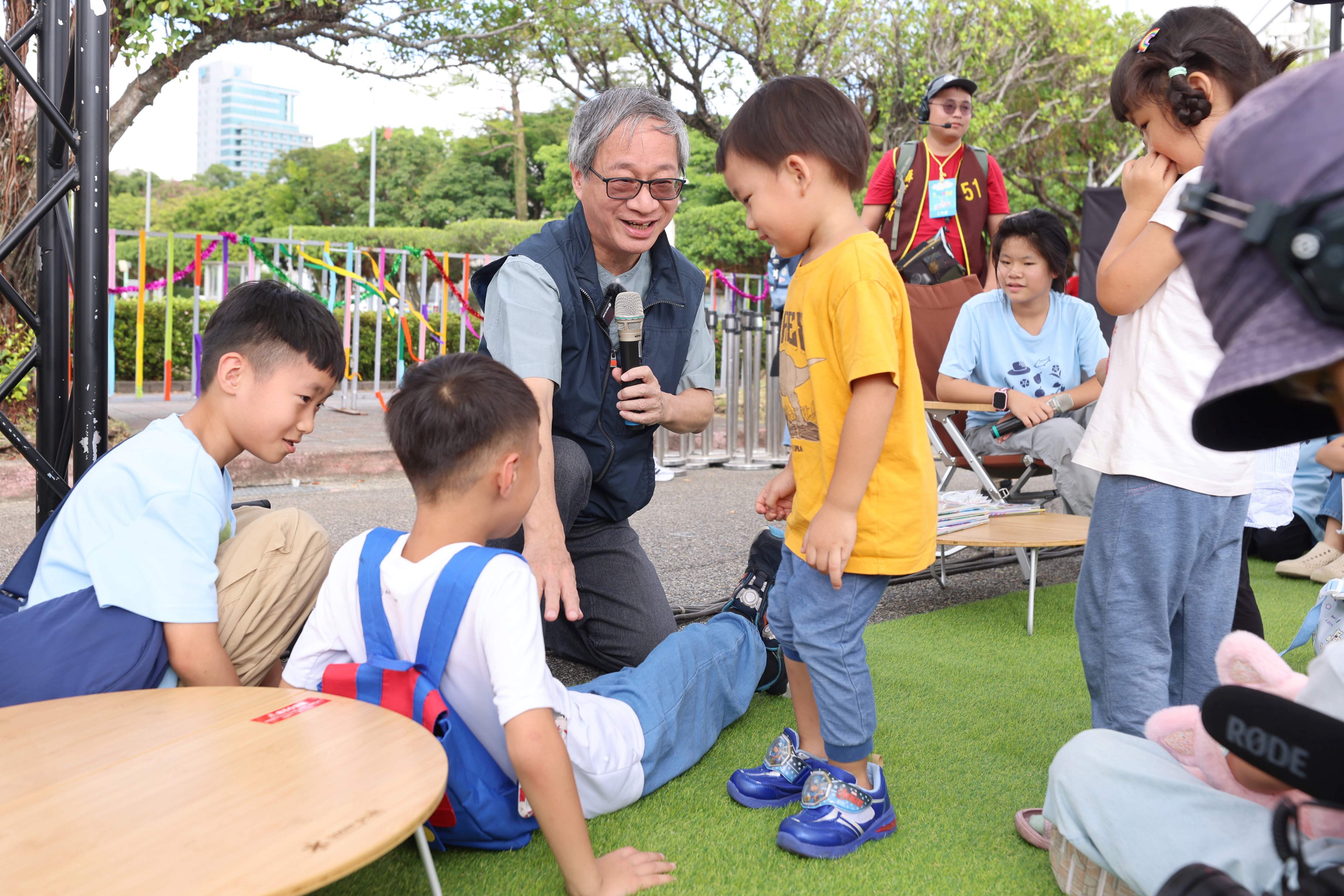 文化部長李遠化身小野爺爺說故事，融入故事情節「帶著沒毛雞幫大野狼做心肺復甦」 (文化部提供)