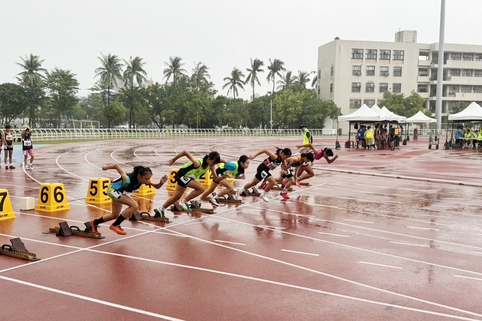 臺東沙城盃全國中小學田徑對抗賽雨中登場。