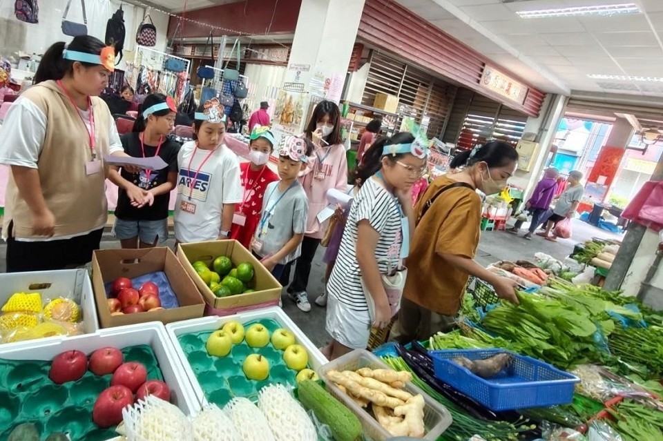 親子走進菜市場