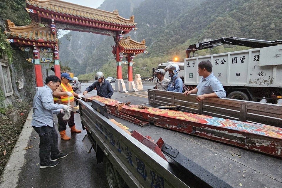 太魯閣牌樓受損緊急處理(太管處提供)