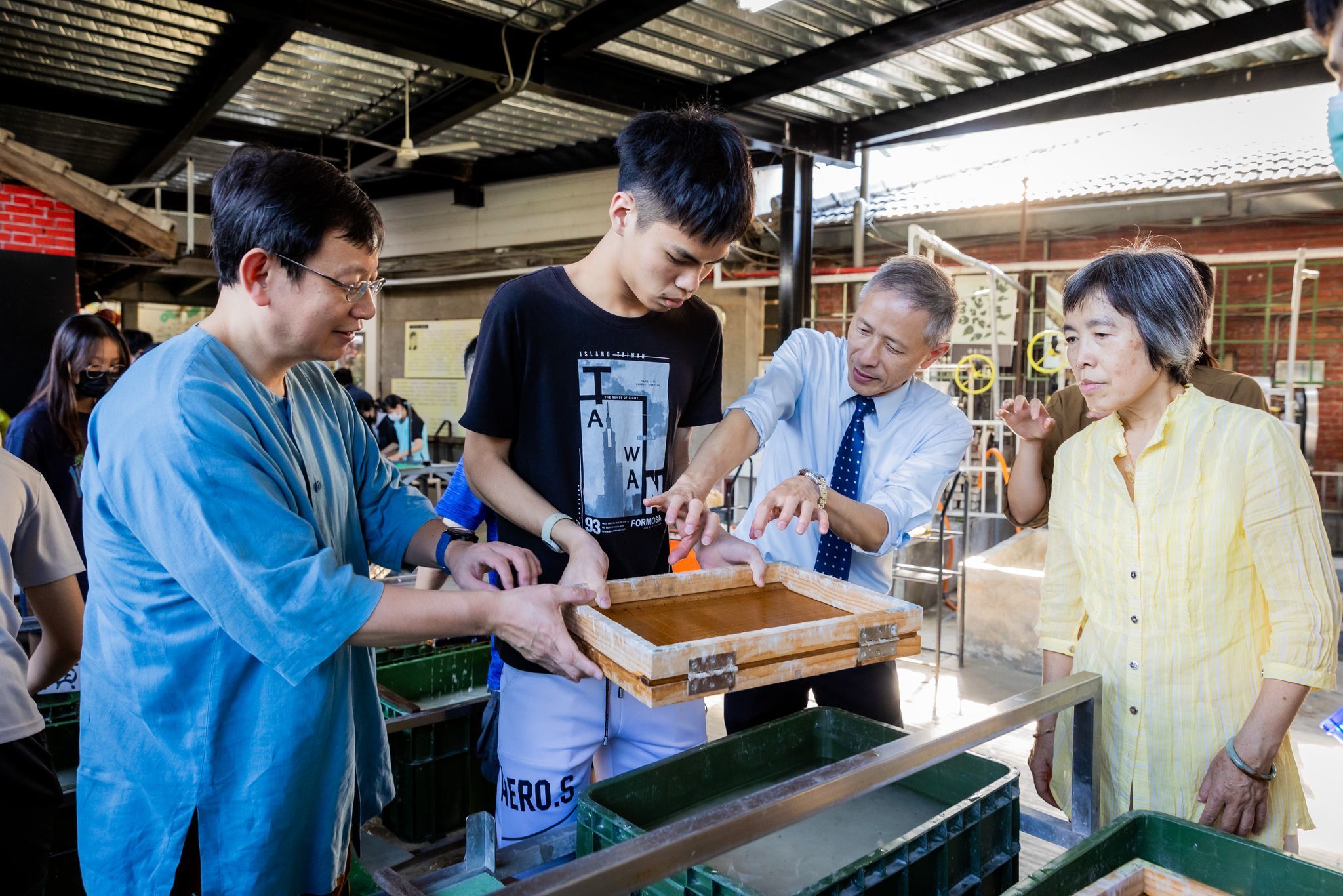 中科實中學生體驗製作手抄紙(圖片來源：南投縣文化局提供)