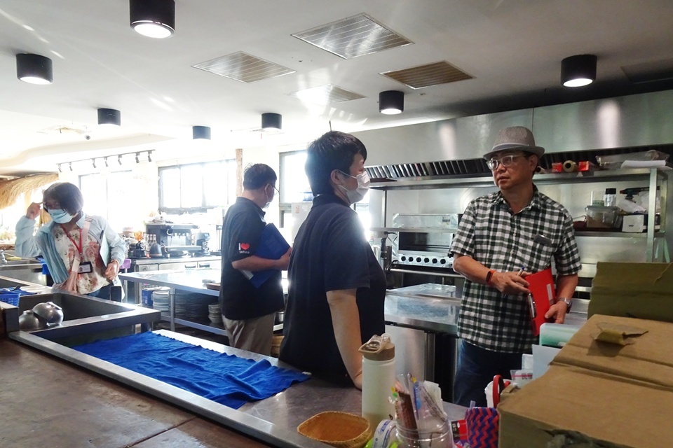 臺東縣「好客餐廳」認證擬定轄內餐飲業分級制度，針對餐飲環境、油煙、水污防制設備、低碳飲食、其他加分項目及環保作為等6大指標進行評分，並邀請專家委員評選。