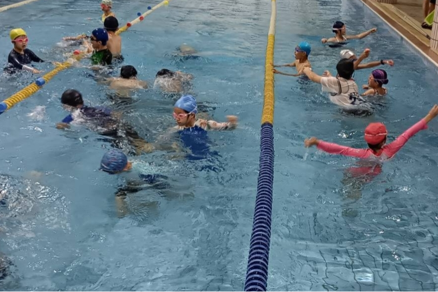 桃園市楊梅區楊明國小舉辦水上運動會，學生化身水中蛟龍
