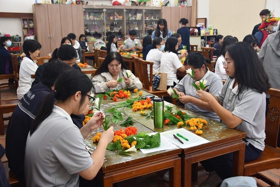 學生學習製作花環