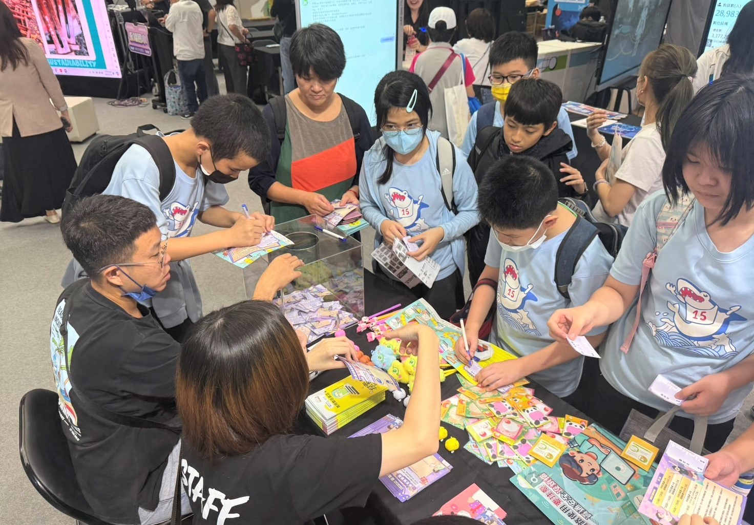 「新北集章趣」活動熱鬧進行中，學生們熱情參與，蒐集印章以兌換獎品