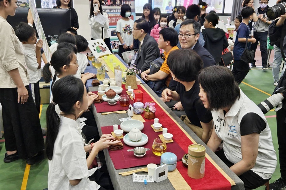 富山實小成立茶道社團，學生擔任小小文化大使，與菲律賓姊妹校分享臺灣茶文化，也在臺東縣國際教育展中，透過奉茶儀式、品茶猜茶，讓師生及來賓認識茶文化。