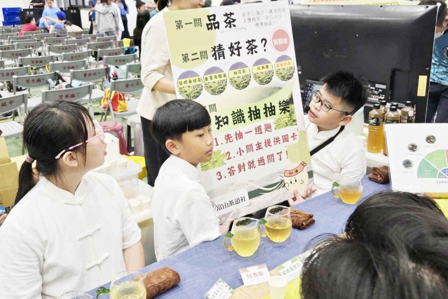 富山實小成立茶道社團，學生擔任小小文化大使，與菲律賓姊妹校分享臺灣茶文化，也在臺東縣國際教育展中，透過奉茶儀式、品茶猜茶，讓師生及來賓認識茶文化。