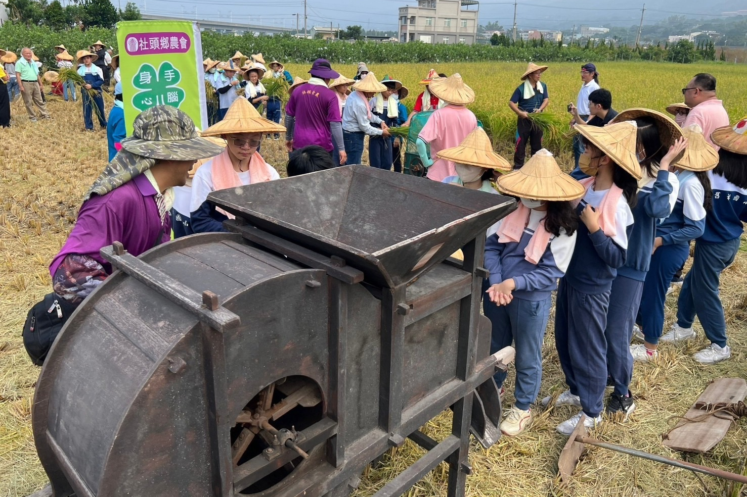 學生認識傳統農耕器具(圖片來源：社頭鄉農會提供)