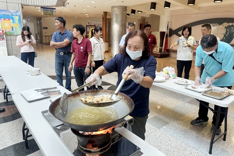 成功鎮議員許進榮找來在地媽媽於議場外現炸鬼頭刀魚片，請官員品嘗，盼縣府動腦筋開拓市場，助漁民解決困境。