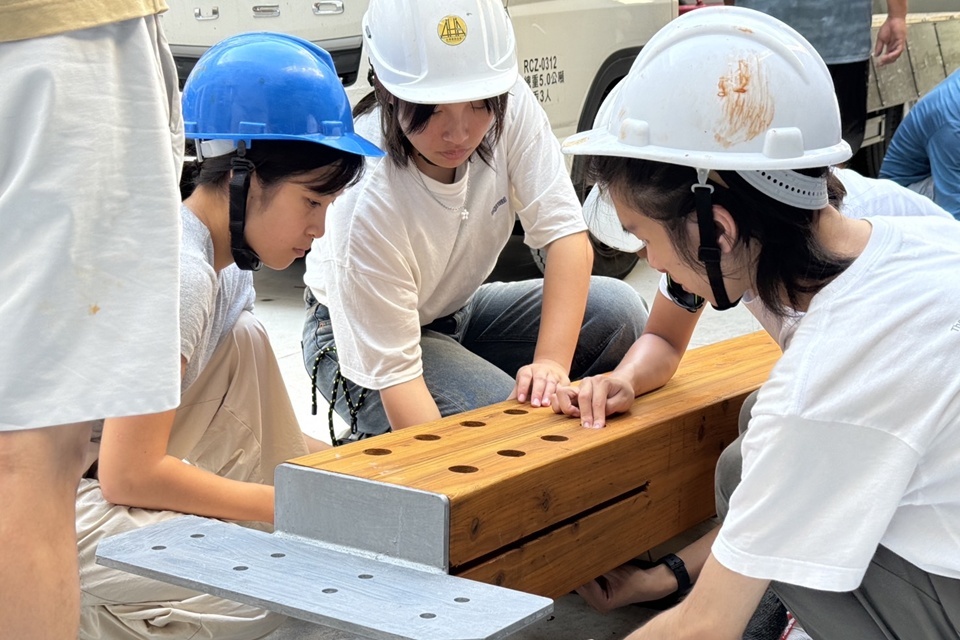 「後山之翼」建築計畫由成大建築系及公東高工學生共同參與，結合理論與實務，在組立的過程中為專業發展奠定扎實基礎。