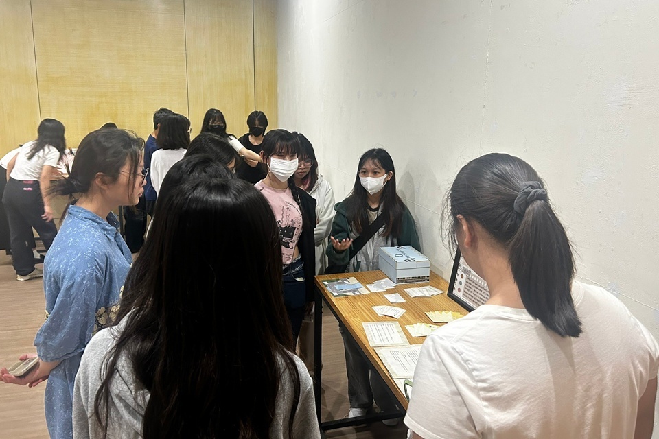 臺東大學人文學院「高教深耕成果展暨東臺灣人文創新創意競賽」作品展，學生以所學專業深入社區部落，動手實踐創意，展現東臺灣文化魅力。