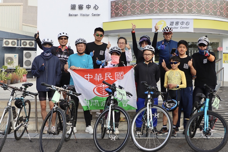 中華民國自閉症總會舉辦「同星協力轉動愛—星兒自行車環島活動」，昨(25)日抵達臺東，臺東市長陳銘風(前排左2)今(26)日一早加入陪騎，以行動表達對星兒的支持。