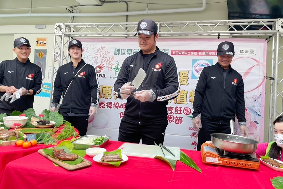 原棒協多位職棒球星大展廚藝，為創世臺東分院植物人院民及家屬烹煮一道道佳餚。