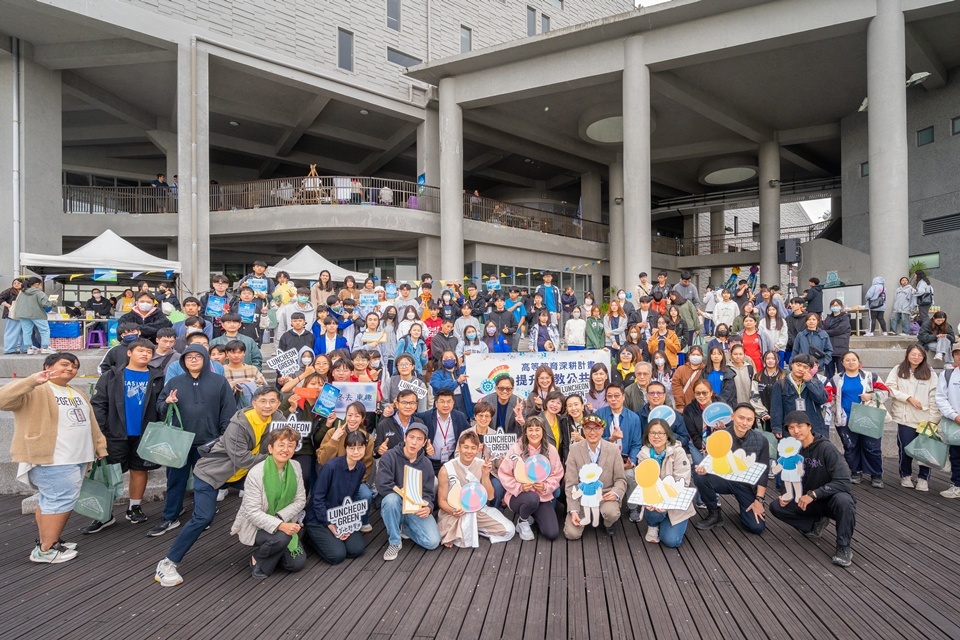 臺東大學首次擴大舉辦草地野餐日活動，並與縣內高中端結隊共好，精心規劃多個攤位及多項精彩節目。