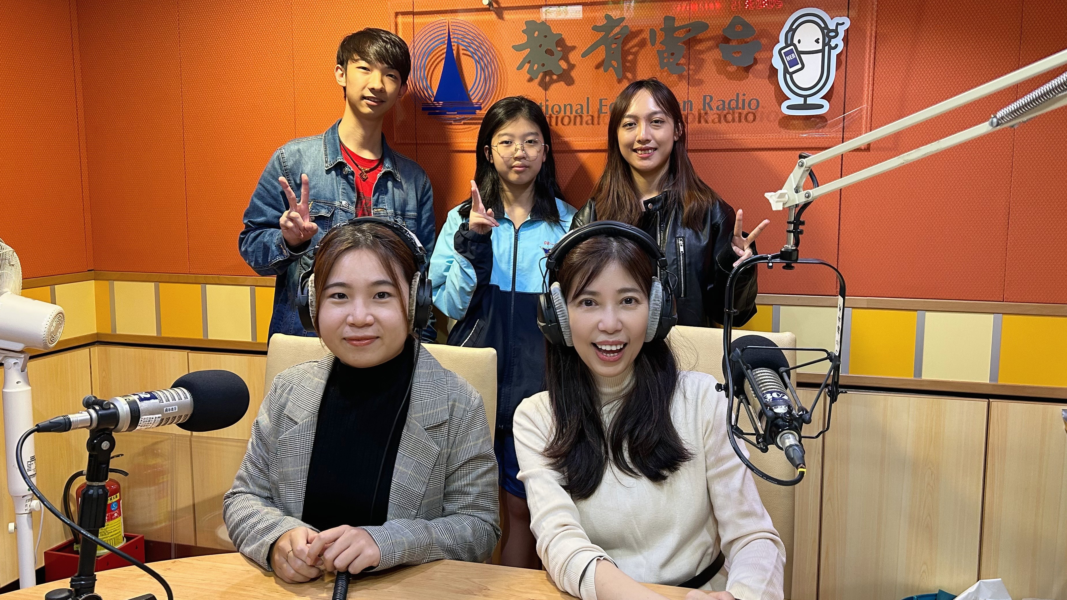 端端主持人與Data Hub創辦人洪欣渝&節目小幫手們