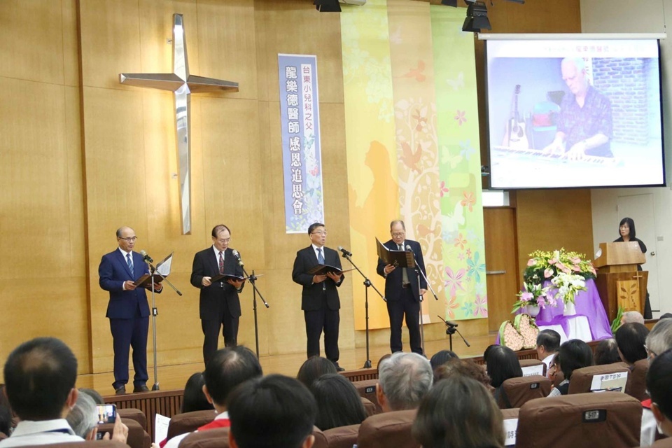 李明福牧師(左起)、潘世隆牧師、東基院長馬堅毅、東基醫療財團法人執行長呂信雄組成東基男聲四重唱，於追思會中登臺獻唱詩歌。