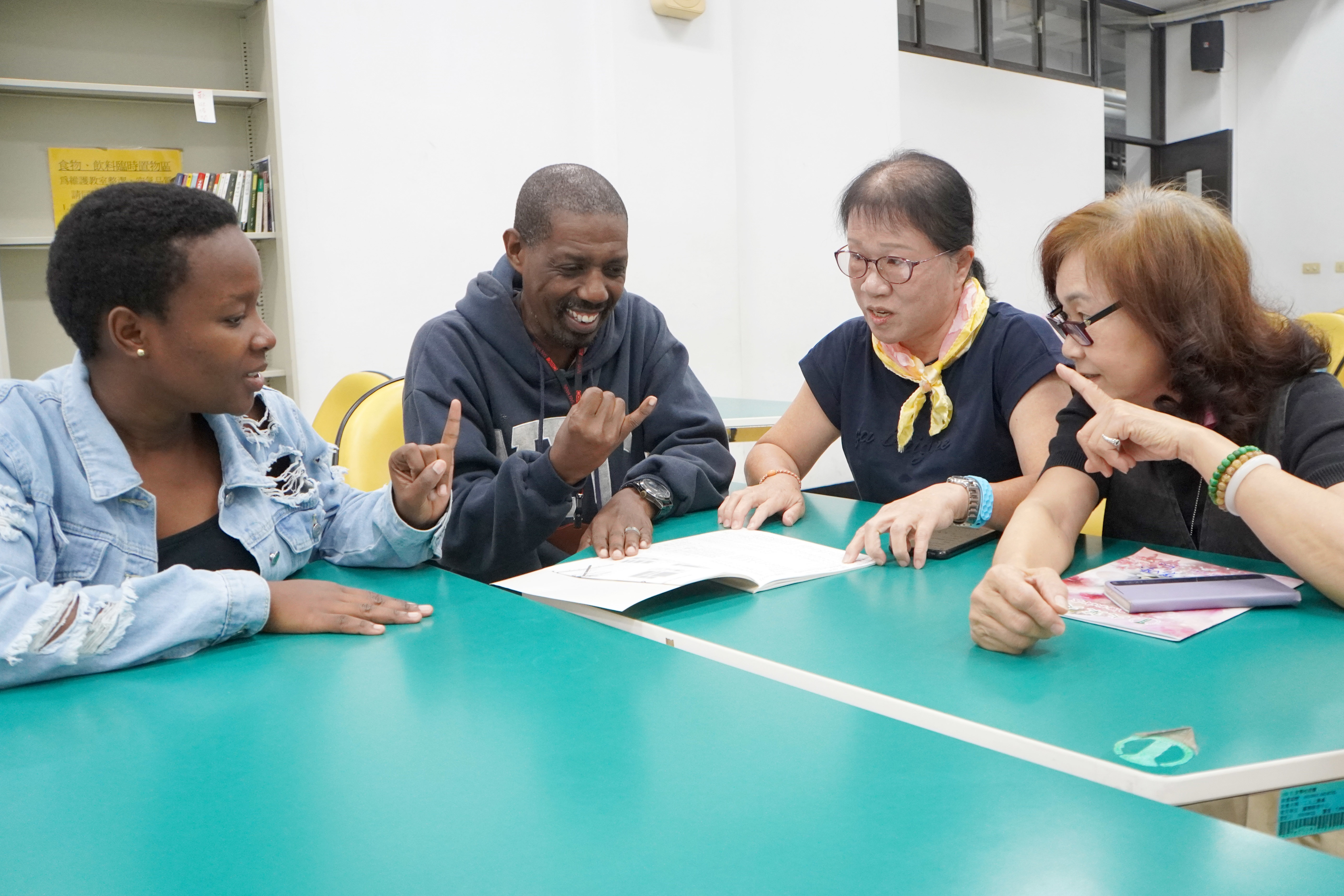 外國學生與長青學員語言交換（圖源：大葉大學）